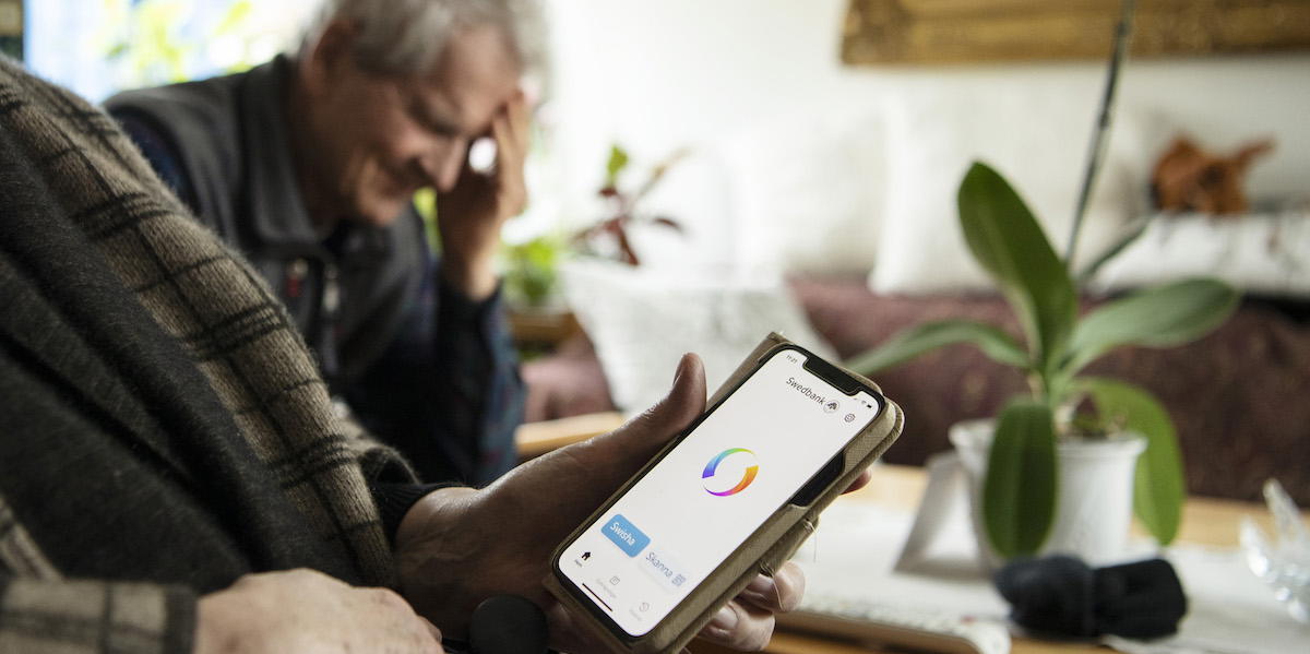 Bedrägeri via mobil, bank-id och swish. Eftersom den 81-åriga bankkunden lurades att själv swisha pengar till bedragare anser inte hovrätten att banken kan hållas ansvarig och mannen får inte tillbaka sina pengar.