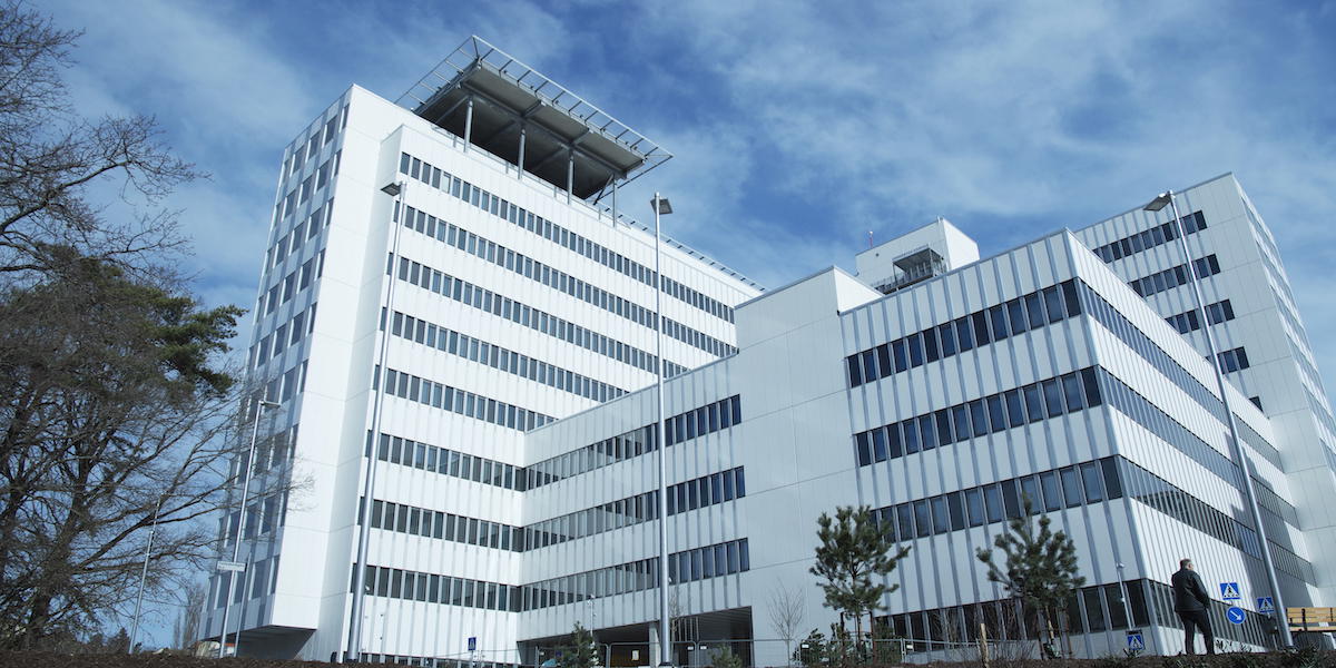 Danderyds sjukhus, en kvinna har nu gripits misstänkt för att ha bestulit patienter på sjukhuset.