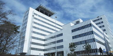 Danderyds sjukhus, en kvinna har nu gripits misstänkt för att ha bestulit patienter på sjukhuset.