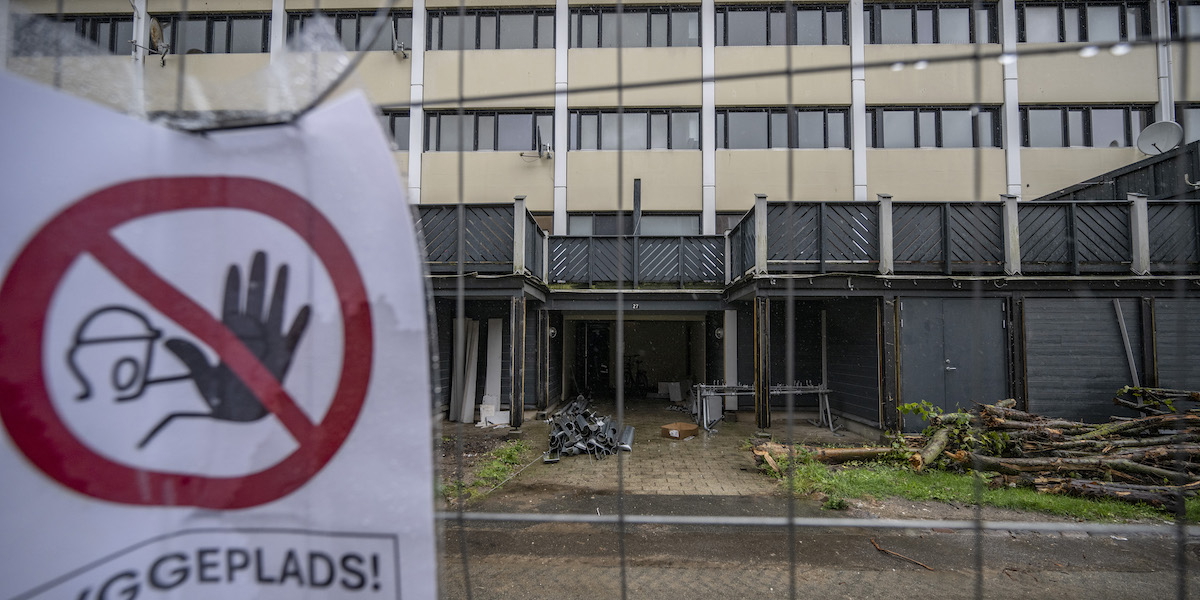 Ett hus som tömts på boende i väntan på ombyggnad i Taastrupgaard utanför Köpenhamn i september 2024. Taastrupgaard är ett av de områden som pekas ut i den danska "gettolagen".