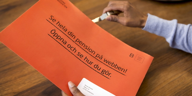 Någon öppnar ett kuvert med pensionsbesked. Var beredd på en besvikelse när du öppnar kuvertet från Pensionsmyndigheten, SPF Seniorerna har gjort beräkningar som visar att det för de flesta knappt, eller inte alls, lönar sig att arbeta för pensionen.