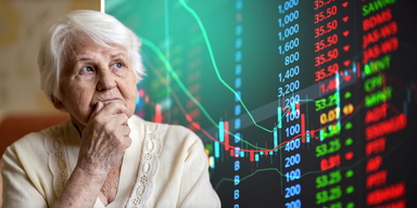 En kvinna tittar på ett diagram över olika aktiers upp- och nedgång.