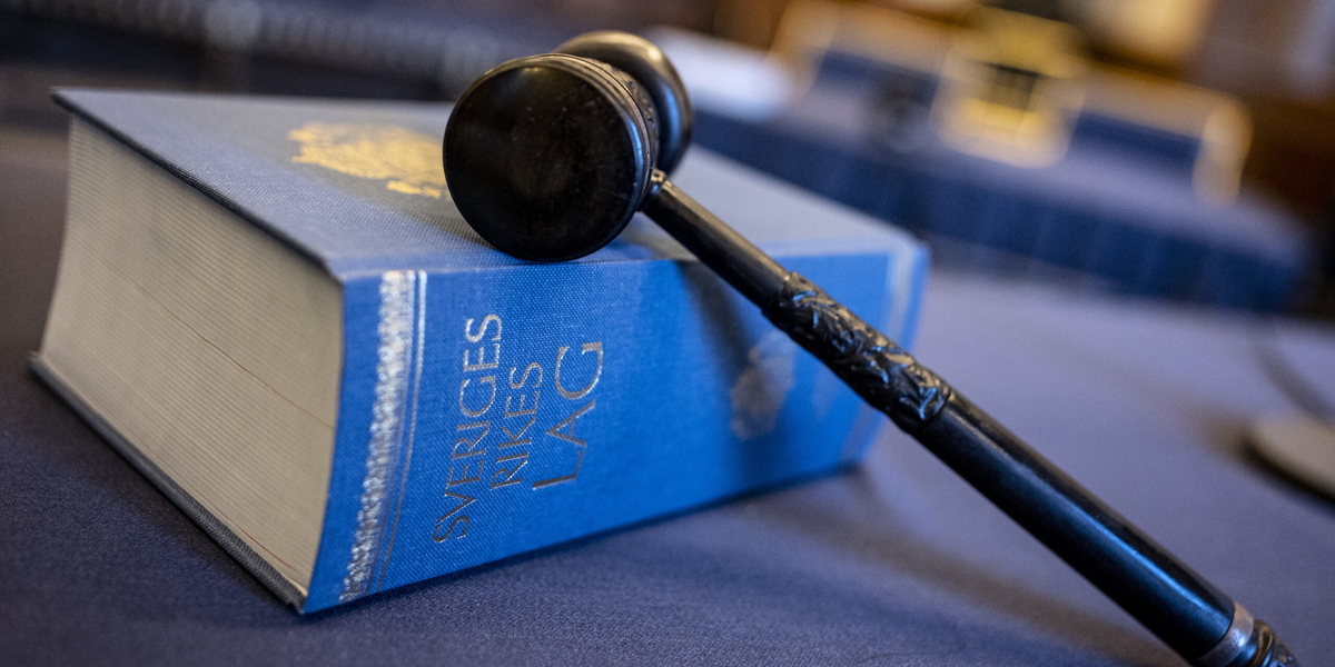 Sveriges rikes lag - lagbok och domarklubba. Arkivbild.