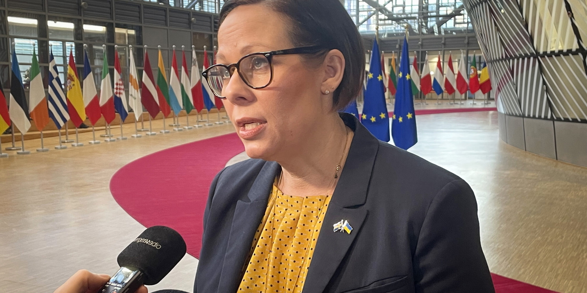 Utrikesminister Maria Malmer Stenergard (M) på väg in till måndagens EU-möte i Bryssel.