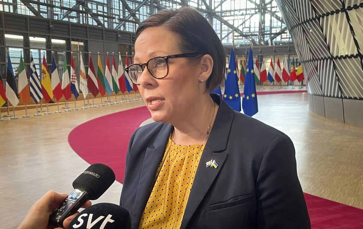 Utrikesminister Maria Malmer Stenergard (M) på väg in till måndagens EU-möte i Bryssel.