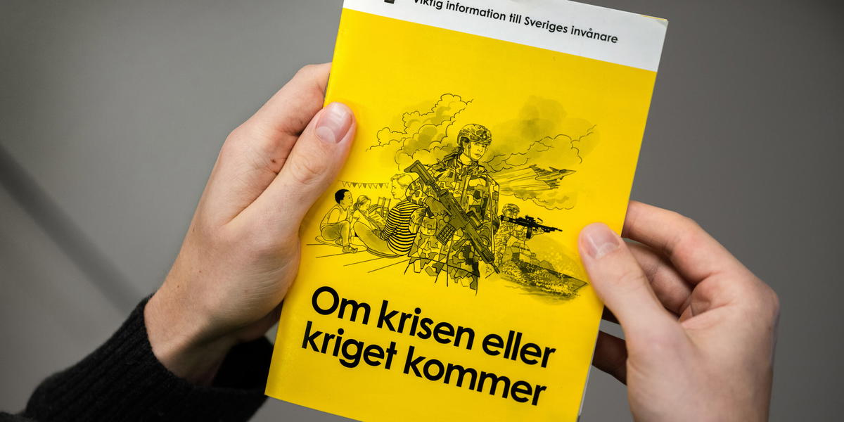 2024 års version av broschyren ”Om krisen eller kriget kommer”  riktad till allmänheten. Nu ska företagen få en egen version. Arkivbild.