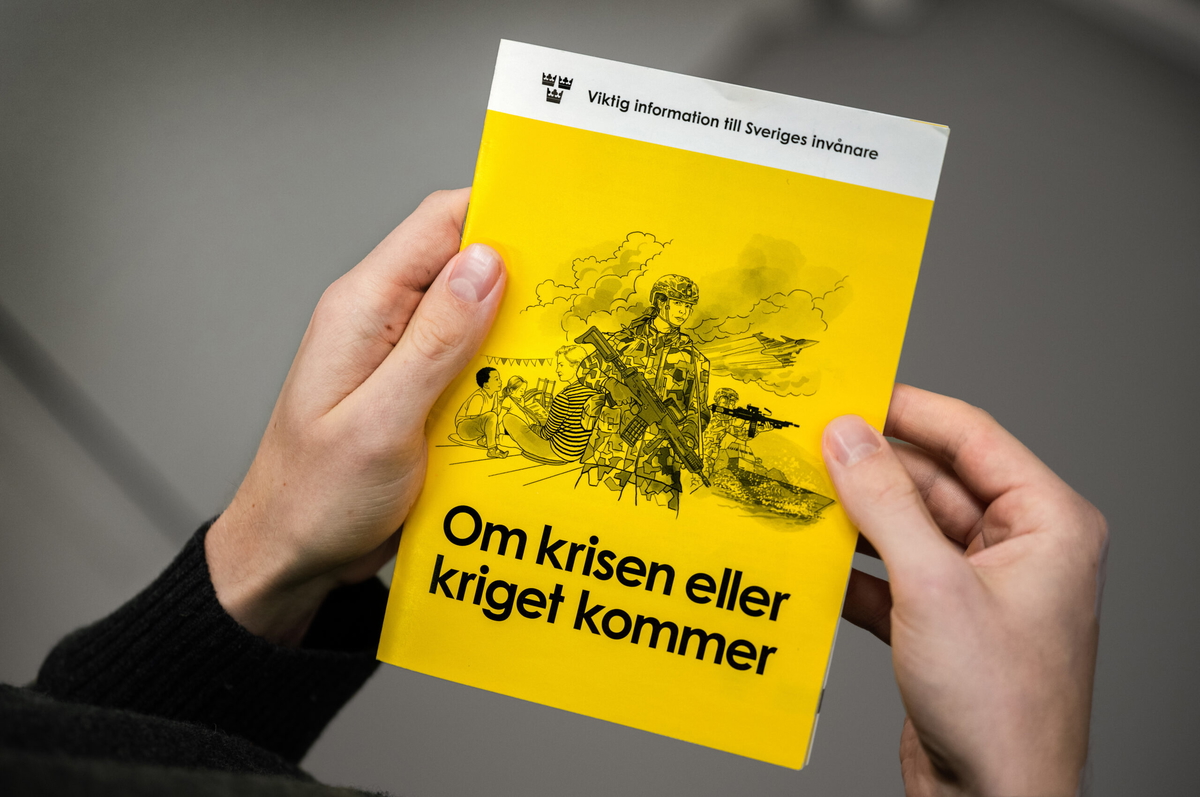 2024 års version av broschyren ”Om krisen eller kriget kommer”  riktad till allmänheten. Nu ska företagen få en egen version. Arkivbild.