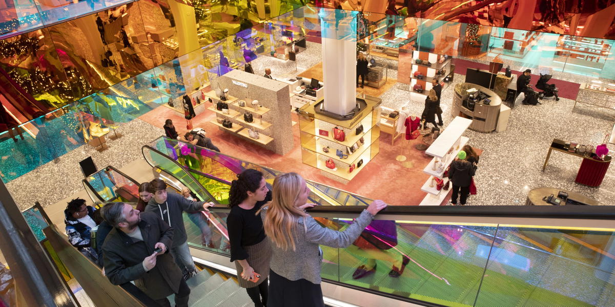 Amerikanska lyxvaruhuskedjan Saks Fifth Avenues ägare ansöker om konkursskydd. Arkivbild