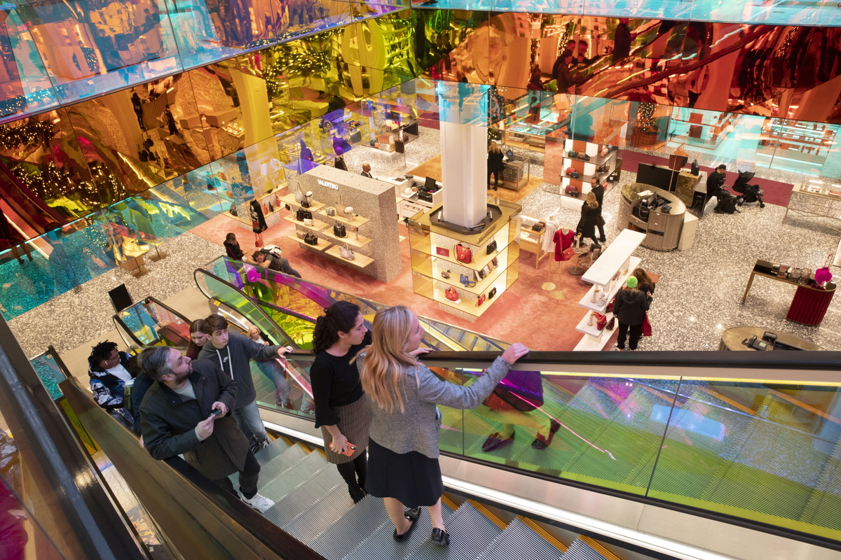 Amerikanska lyxvaruhuskedjan Saks Fifth Avenues ägare ansöker om konkursskydd. Arkivbild