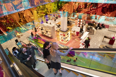 Amerikanska lyxvaruhuskedjan Saks Fifth Avenues ägare ansöker om konkursskydd. Arkivbild