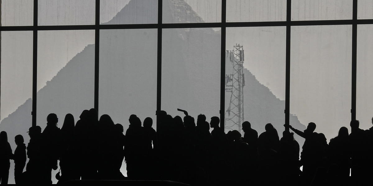 Besökare betraktar en pyramid inifrån det nyöppnade Grand Egyptian Museum i Giza i Egypten på juldagen 2025. 