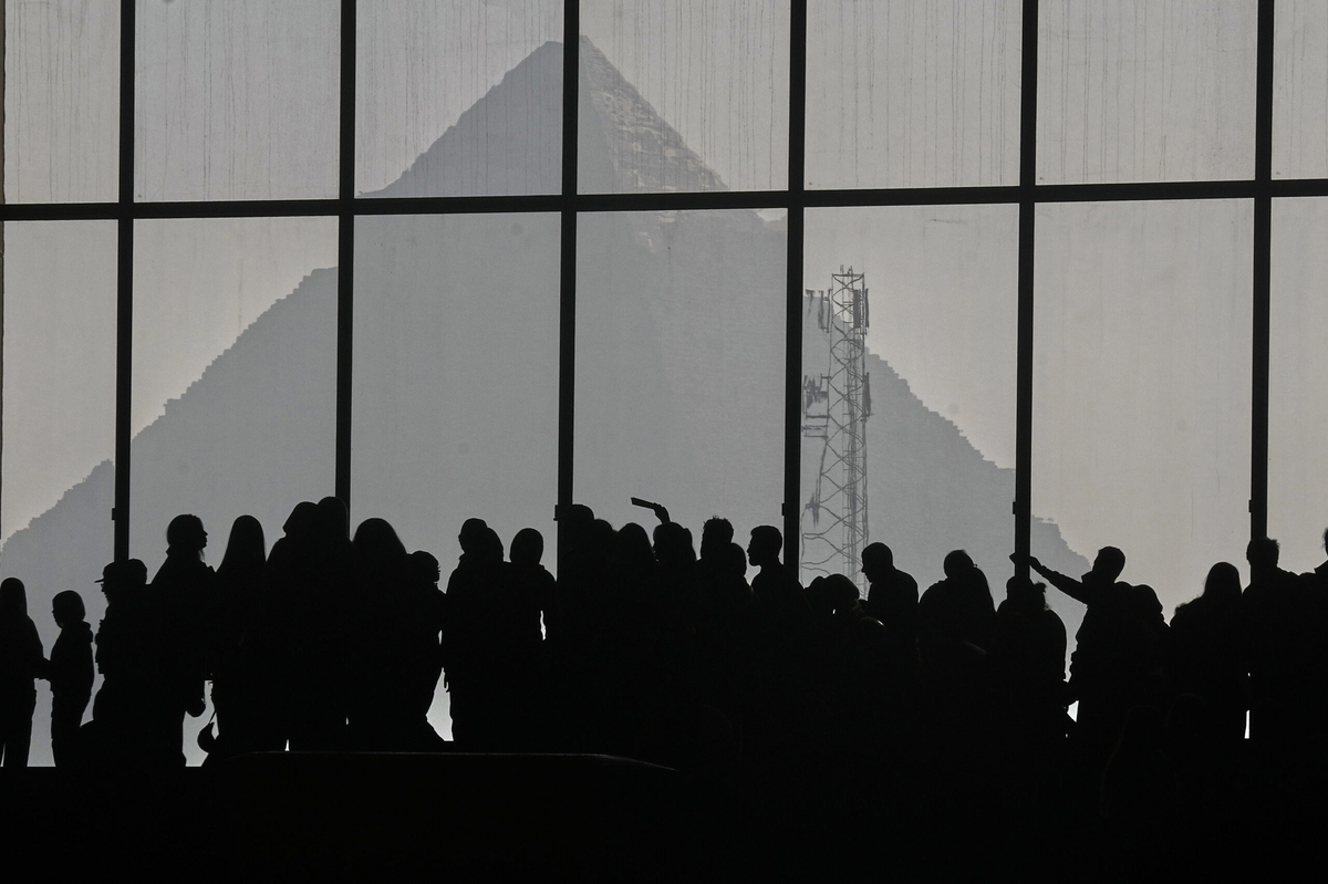 Besökare betraktar en pyramid inifrån det nyöppnade Grand Egyptian Museum i Giza i Egypten på juldagen 2025. 