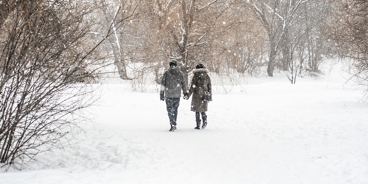 Ett par promenerar i snön. Enkla livsstilsförändringar som går att uppnå kan förlänga livet, exempelvis att promenera fem minuter längre
