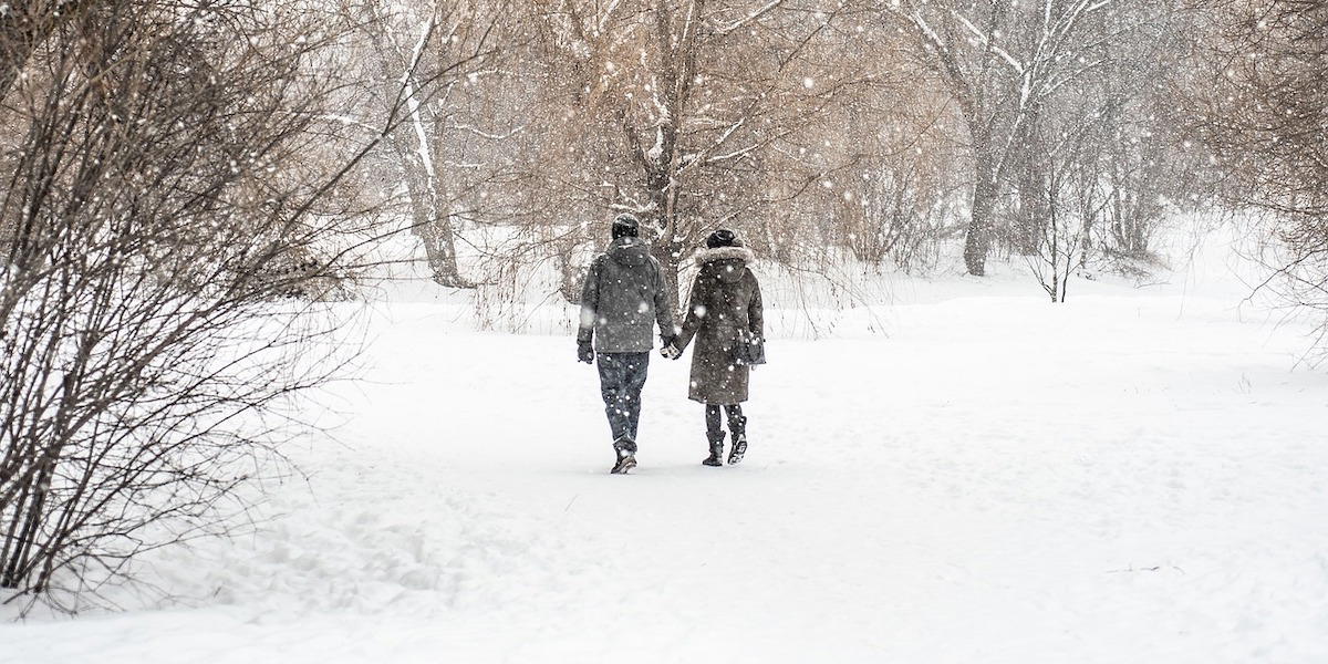Ett par promenerar i snön. Enkla livsstilsförändringar som går att uppnå kan förlänga livet, exempelvis att promenera fem minuter längre