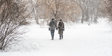 Ett par promenerar i snön. Enkla livsstilsförändringar som går att uppnå kan förlänga livet, exempelvis att promenera fem minuter längre