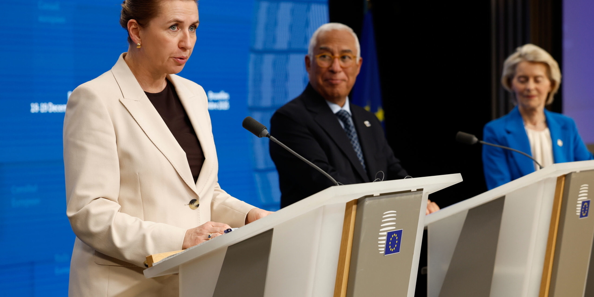 Danmarks statsminister Mette Frederiksen till vänster med EU:s rådsordförande António Costa och EU-kommissionens ordförande Ursula von der Leyen. Arkivbild.