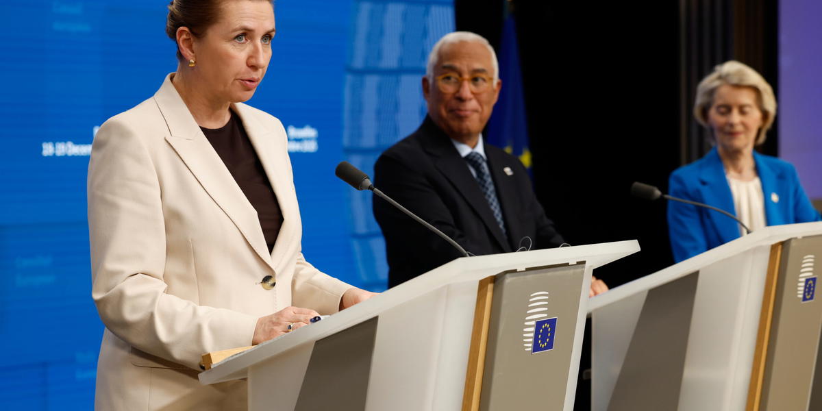 Danmarks statsminister Mette Frederiksen till vänster med EU:s rådsordförande António Costa och EU-kommissionens ordförande Ursula von der Leyen. Arkivbild.
