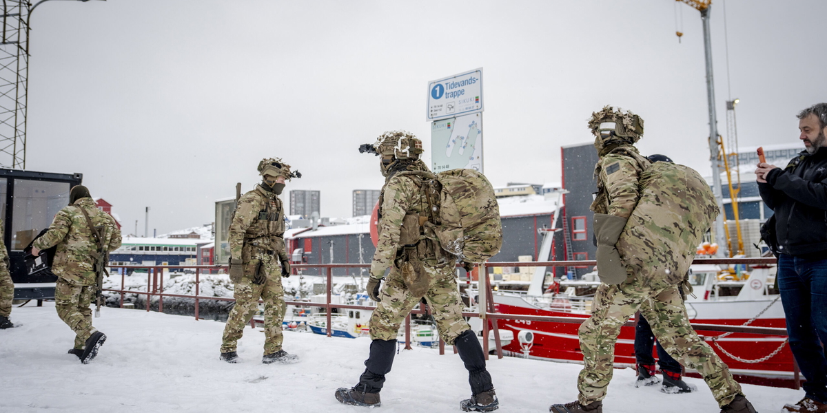 Danska soldater landstiger i Nuuk, Grönland.