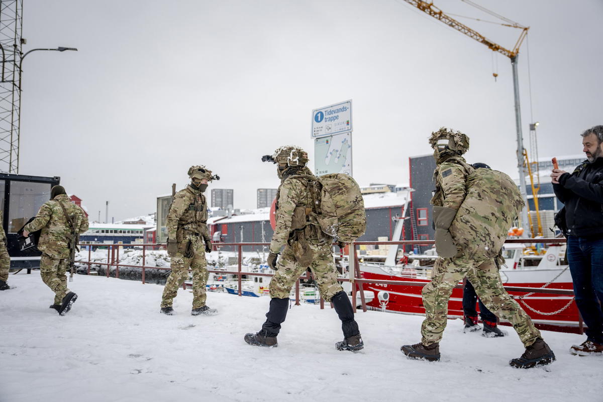 Danska soldater landstiger i Nuuk, Grönland.