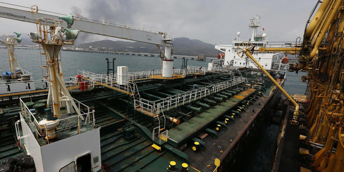 Den iranska oljetankern Fortune fyller tankarna vid El Palito-raffinaderiet utanför Puerto Cabello, Venezuela. Arkivbild.