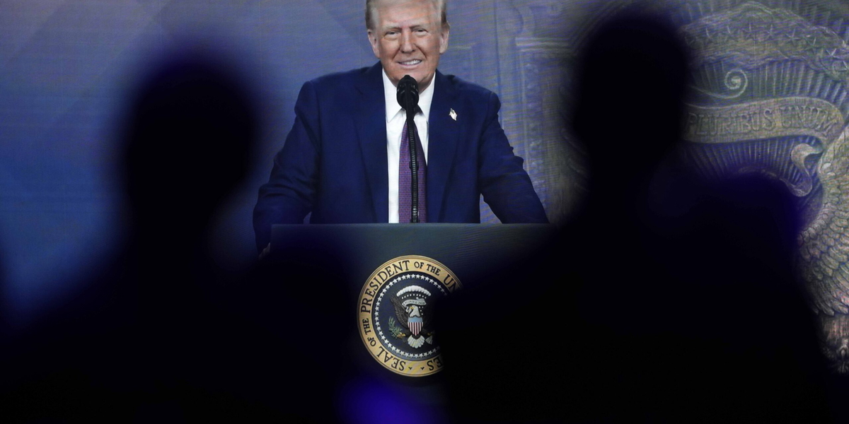 Donald Trump höll i fjol ett tal via videolänk vid Världsekonomiskt forum i Davos. I år deltar han på plats. Arkivbild. 