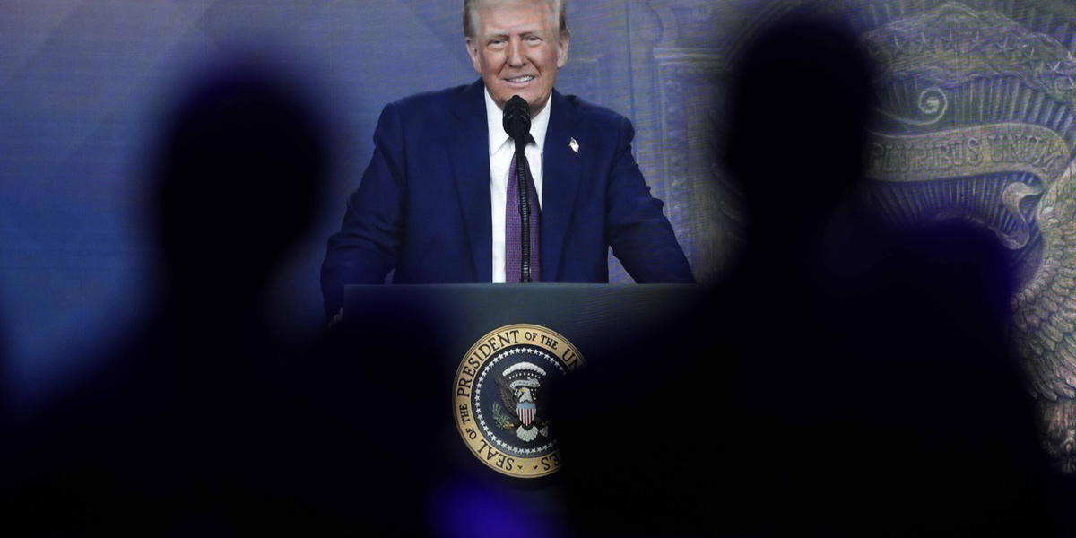 Donald Trump höll i fjol ett tal via videolänk vid Världsekonomiskt forum i Davos. I år deltar han på plats. Arkivbild. 