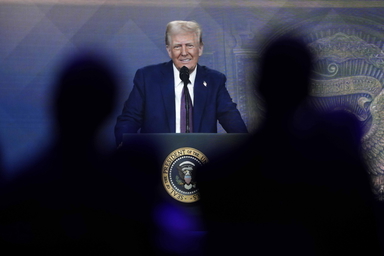 Donald Trump höll i fjol ett tal via videolänk vid Världsekonomiskt forum i Davos. I år deltar han på plats. Arkivbild. 