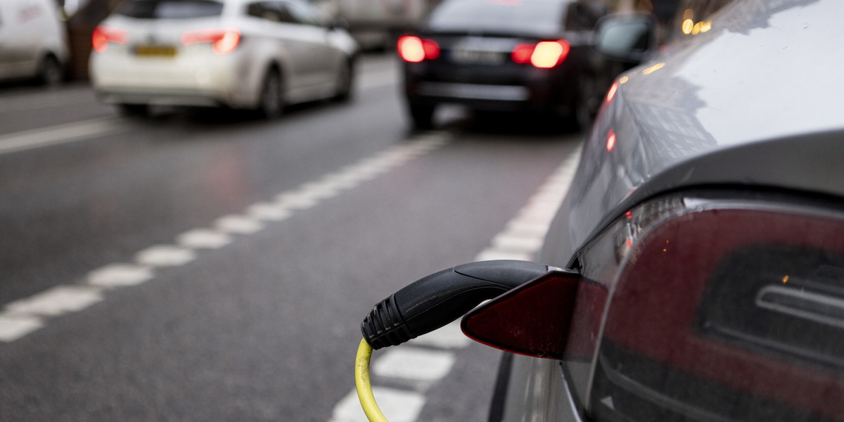 Elbil på laddning. Arkivbild.