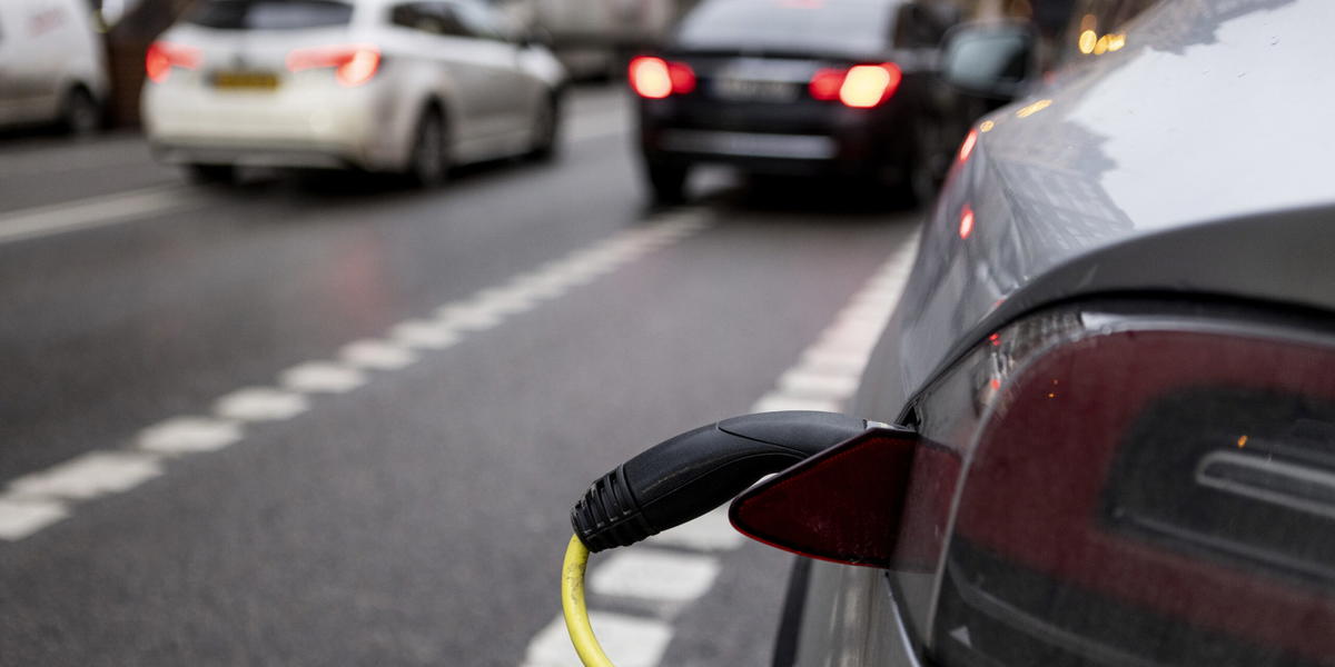 Elbil på laddning. Arkivbild.