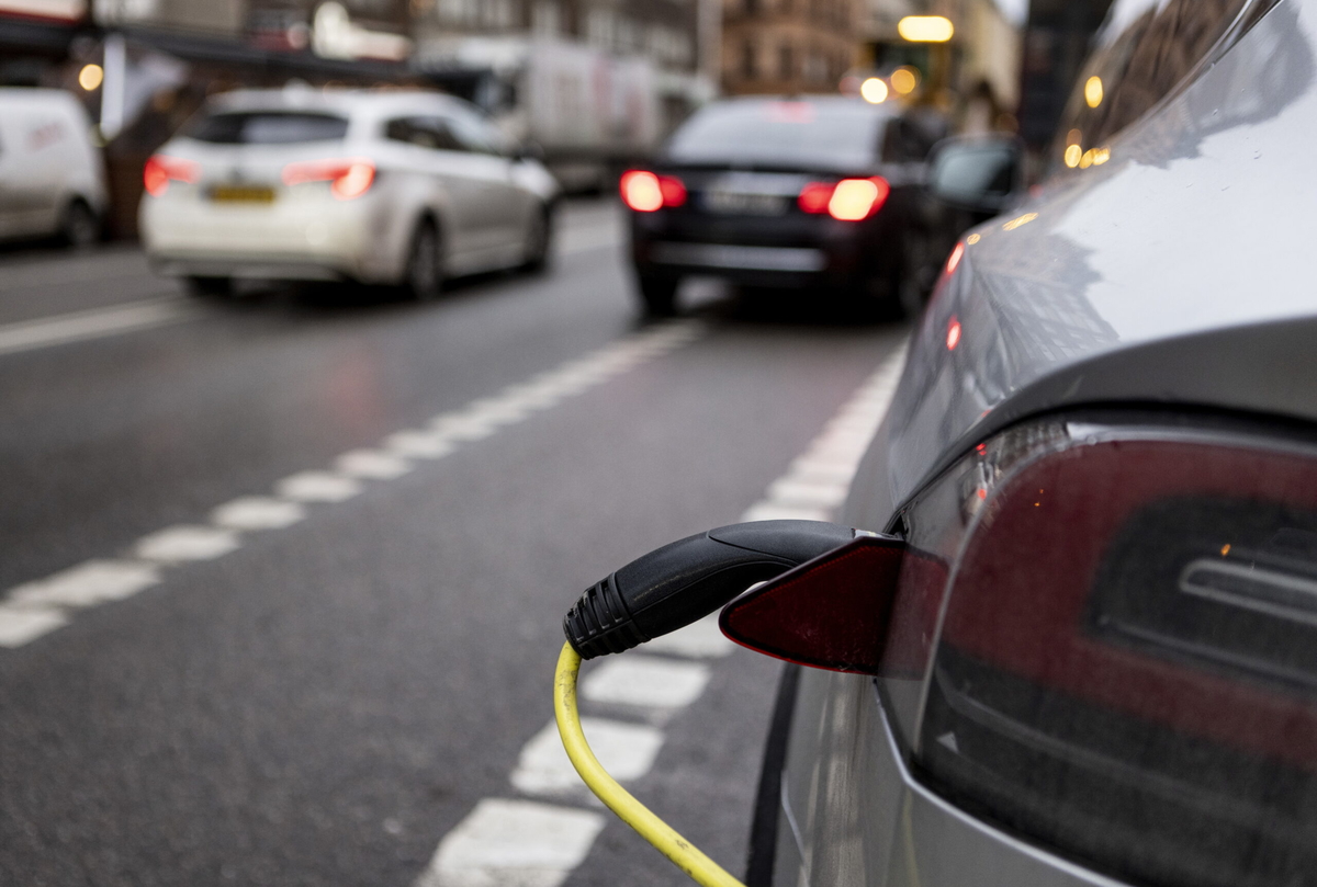 Elbil på laddning. Arkivbild.