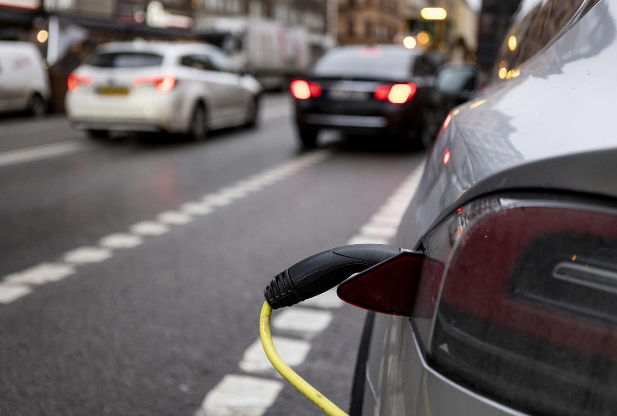 Elbil på laddning. Arkivbild.