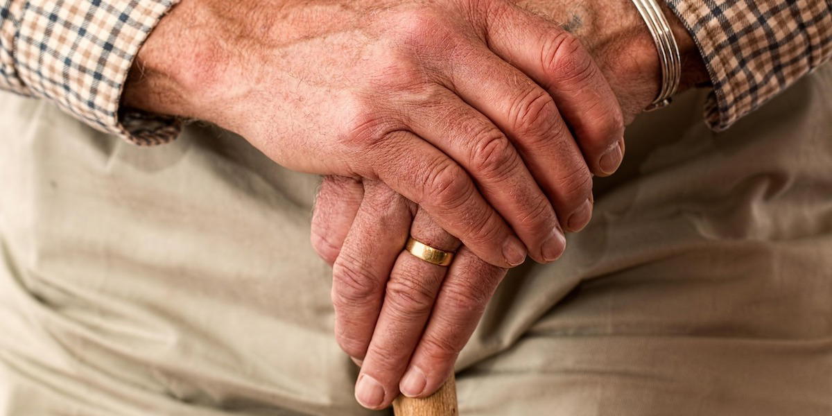 En äldre mans händer håler i en käpp. FN:s råd för mänskliga rättigheter förbereder en äldrekonvention och i en motion förelår sex miljöpartister att Sverige aktivt ska delta i arbetet med att ta fram den.