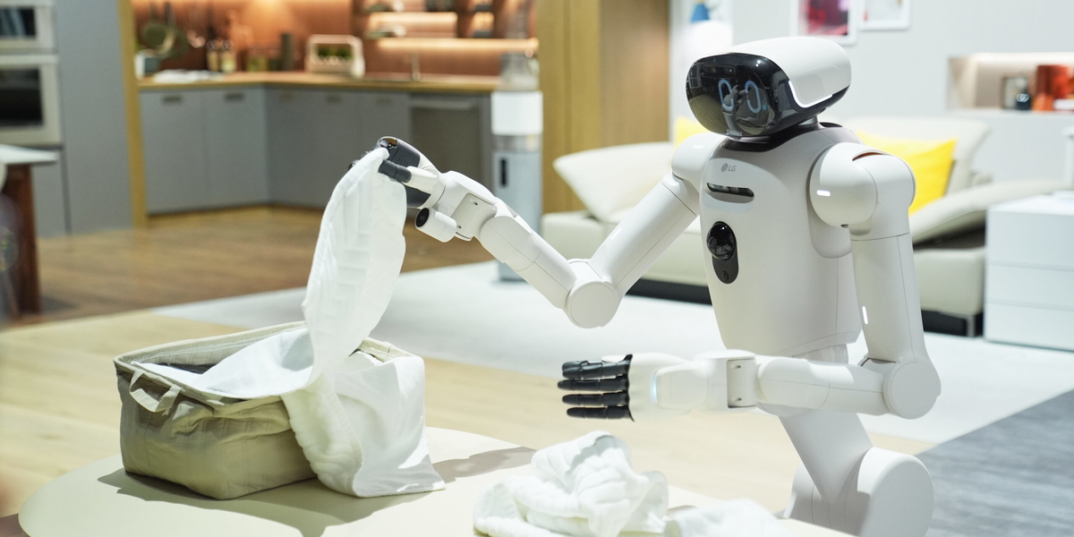 En robot från LG som viker tvätt, visas upp på CES-mässan i Las Vegas.  