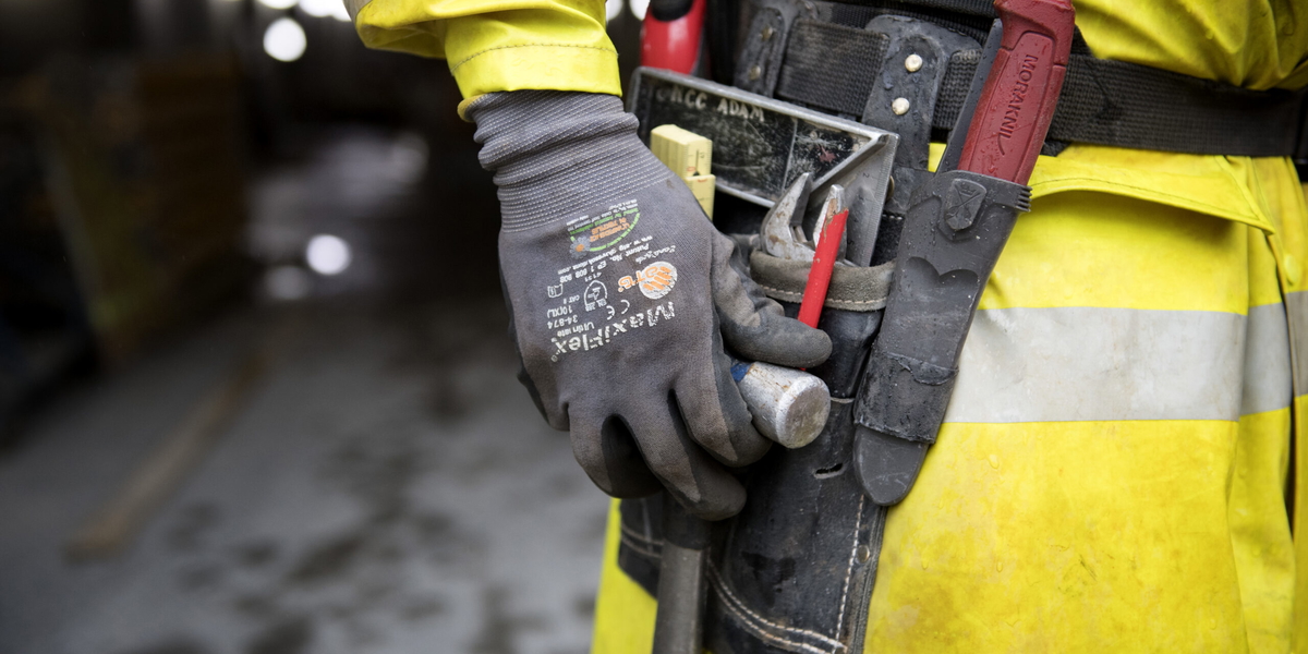 En snickare på en byggarbetsplats. Arkivbild. 