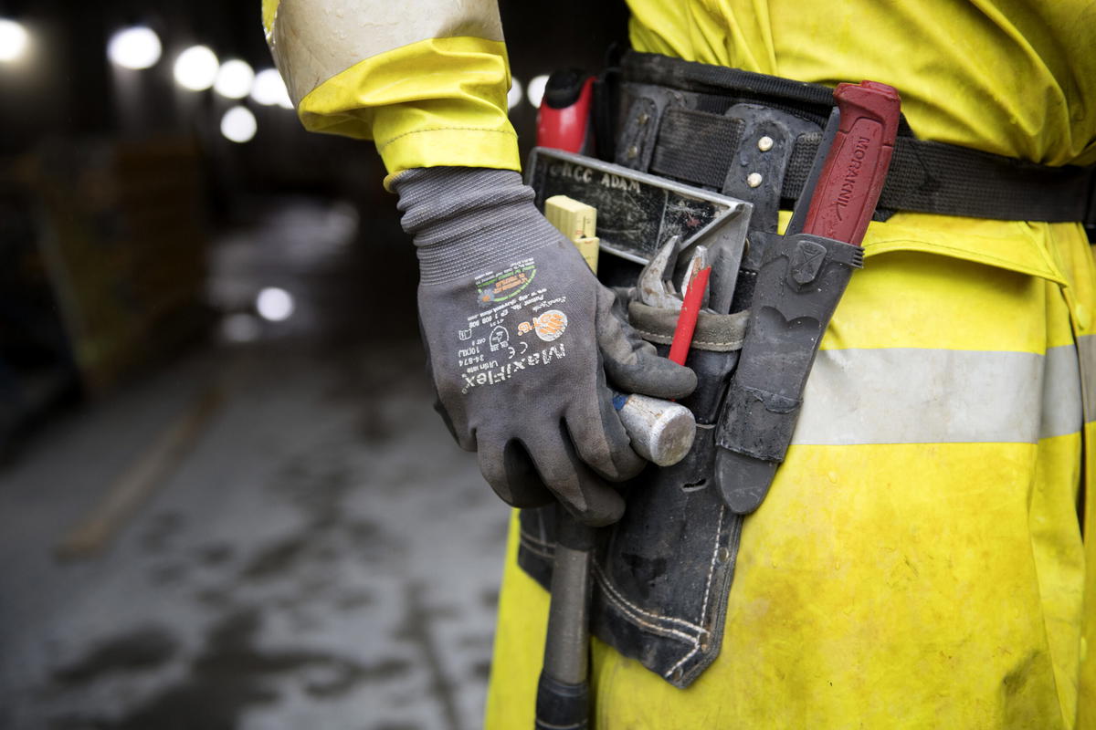 En snickare på en byggarbetsplats. Arkivbild. 