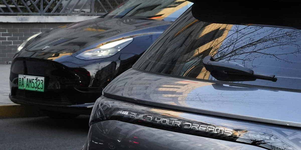 En Tesla och en BYD parkerade i Peking. Arkivbild.