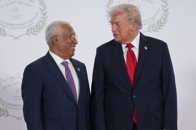 EU:s rådsordförande António Costa säger att unionen ska samordna ett gemensamt svar på Trumps hot. Bild från ett möte mellan Costa och Trump i oktober.