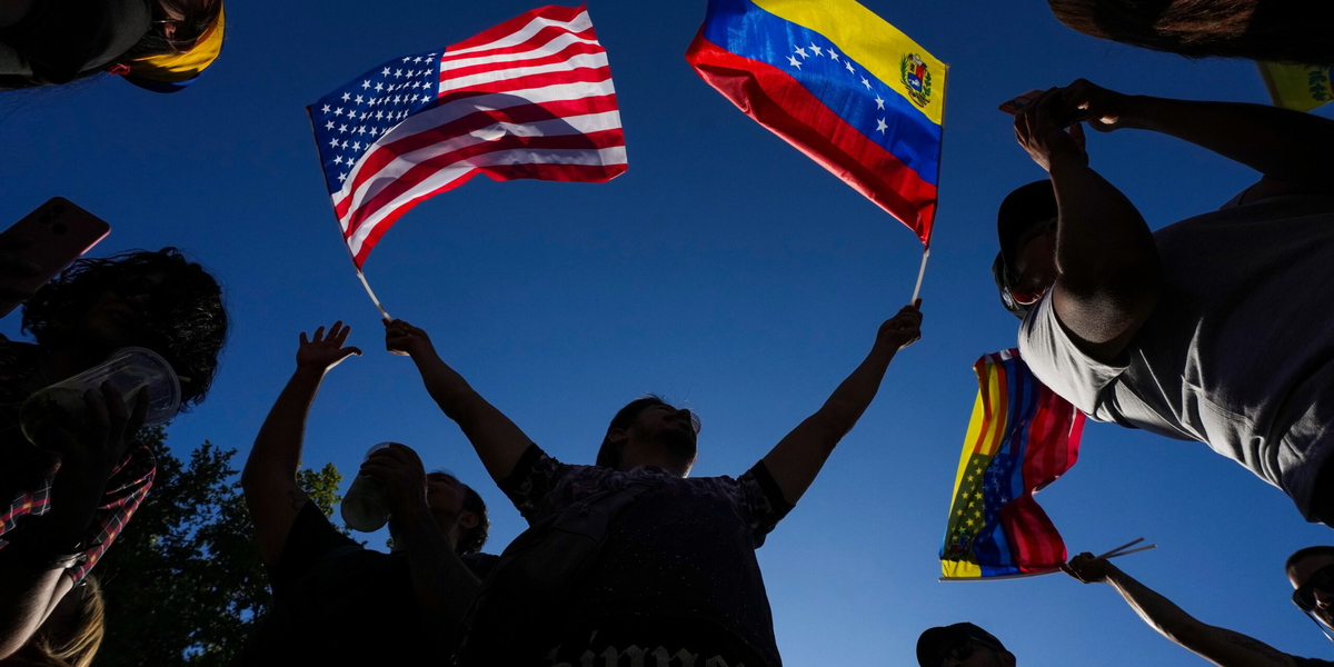 Exilvenezuelaner firar i Chile efter att president Nicolás Maduro tillfångatagits.  