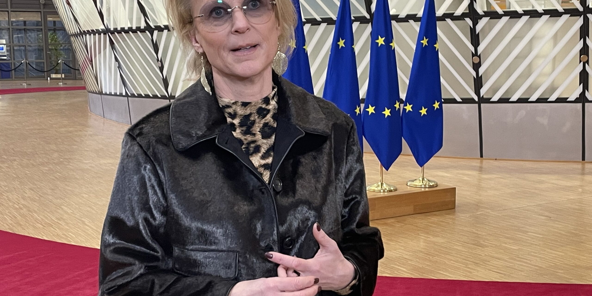 Finansminister Elisabeth Svantesson på väg in till tisdagens EU-möte i Bryssel.