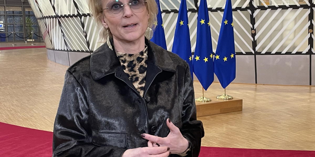Finansminister Elisabeth Svantesson på väg in till tisdagens EU-möte i Bryssel.