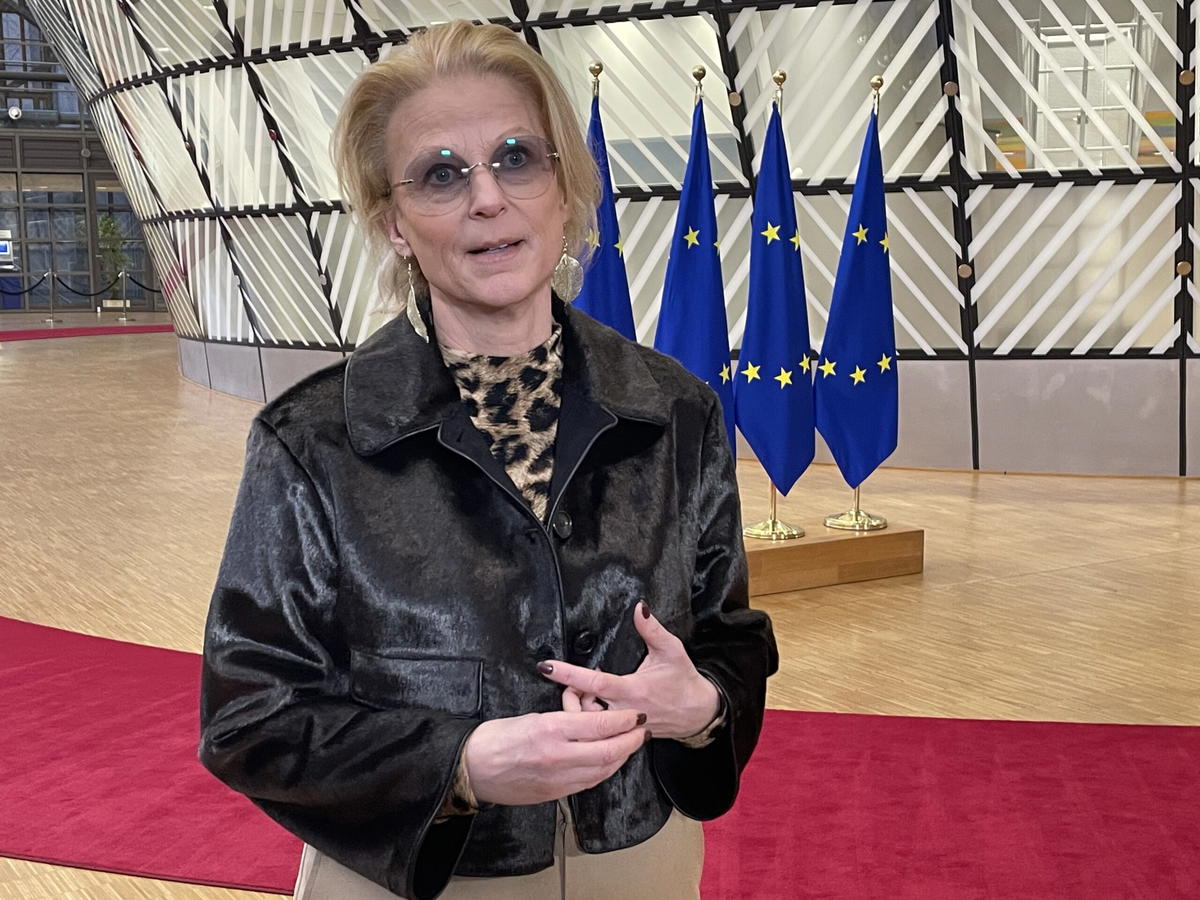 Finansminister Elisabeth Svantesson på väg in till tisdagens EU-möte i Bryssel.