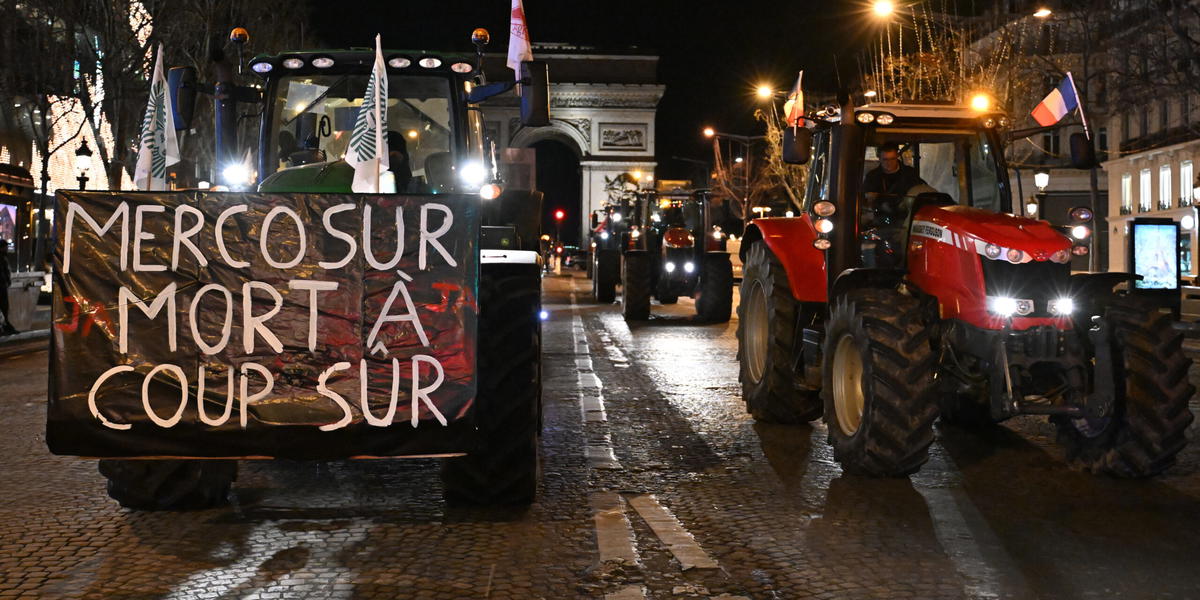 Franska bönder protesterar med skylten "Mercosur – säker död" under demonstrationer i Paris i tisdags.