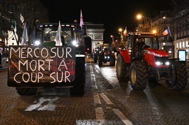 Franska bönder protesterar med skylten "Mercosur – säker död" under demonstrationer i Paris i tisdags.