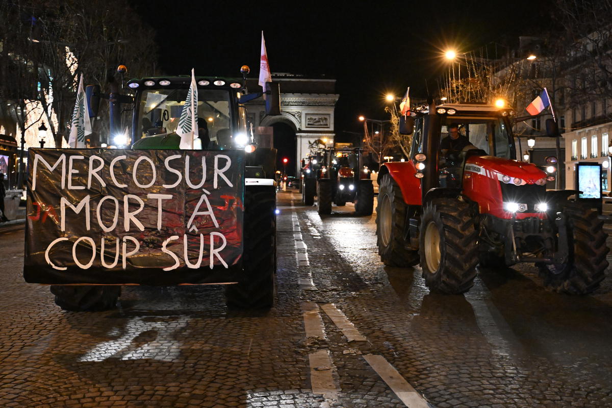 Franska bönder protesterar med skylten "Mercosur – säker död" under demonstrationer i Paris i tisdags.