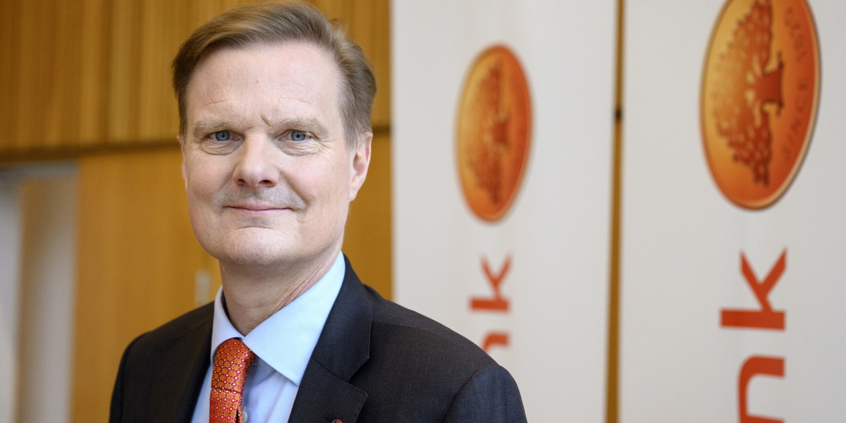 Glad i dag, Swedbank, med vd Jens Henriksson, slipper dryga USA-böter. Arkivbild.