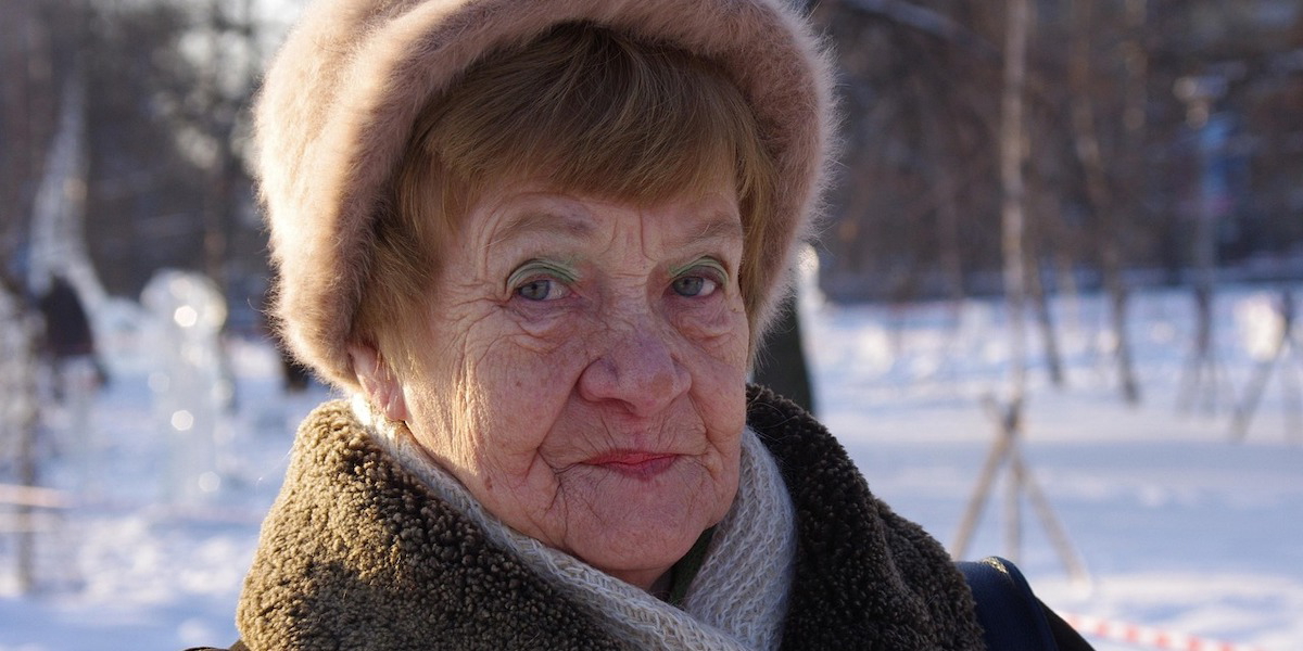 En äldre kvinna. Hela 51 procent av de finländska kvinnorna tror inte att pensionen kommer räcka till.