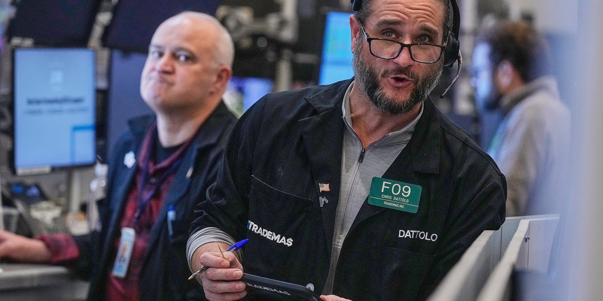 Handlarna på Wall Street såg förhållandevis små kursrörelser på fredagen. 