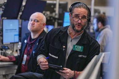 Handlarna på Wall Street såg förhållandevis små kursrörelser på fredagen. 