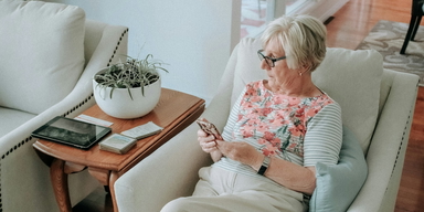 Osäkerheten sprider sig hos äldre kring samhällets utveckling.