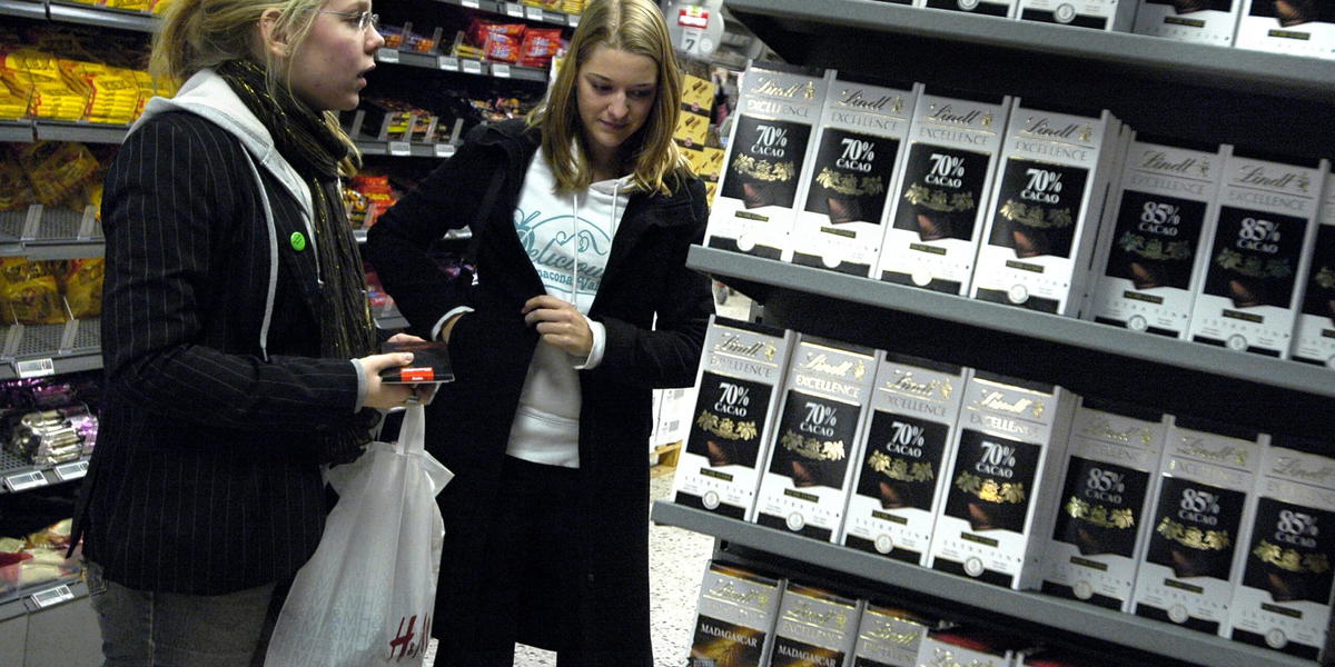 Kraftiga prishöjningar bidrar till att lyfta chokladbjässens försäljning. Arkivbild